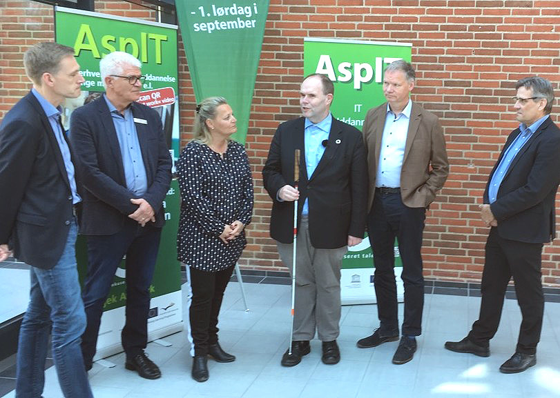 Formanden for DF, Kristian Thulesen Dahl, formand for Danske Handicaporganisationer, Thorkild Olesen, besøgte mandag Campus Vejles afdeling AspIT